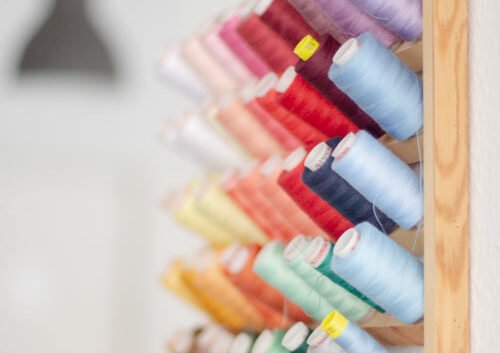 imagen de bobinas de hilo de varios colores