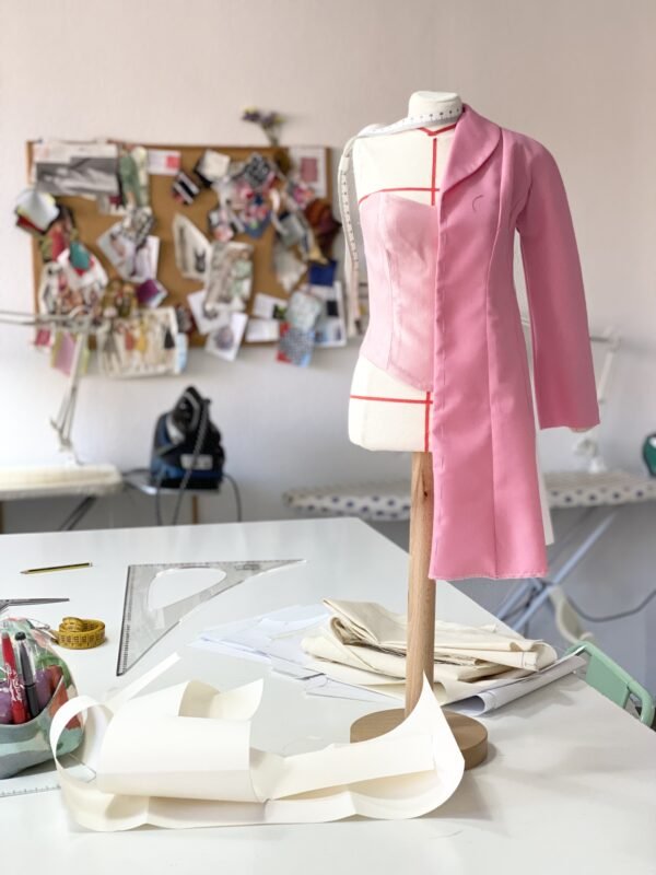 imagen de un maniquí con un patrón puesto