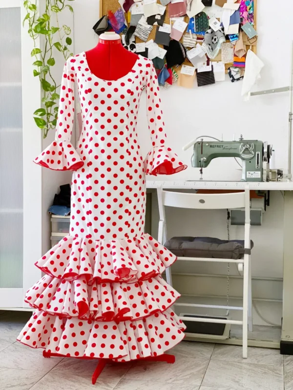 imagen de un maniquí con un vestido flamenco