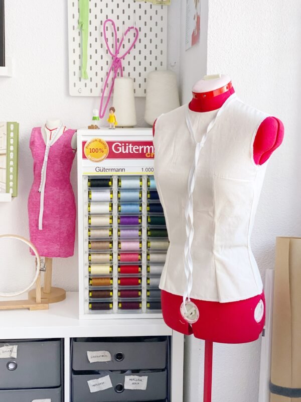 imagen de un maniquí con un patrón puesto